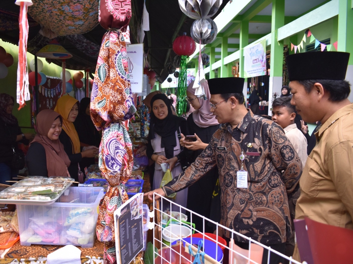 MONITORING : Kasi Pendidikan Madrasah (Penma) pada Kantor Kemenag Kebumen Khamid (baju batik) melihat produk olahan berstandar halal di kantin MIN 1 Kebumen.