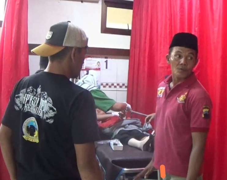 PENANGANAN MEDIS : Warga Desa Sitiadi, Kecamatan Puring dirujuk ke RS PKU Muhammadiyah Gombong usai menyantap siomay saat pertemuan RT.