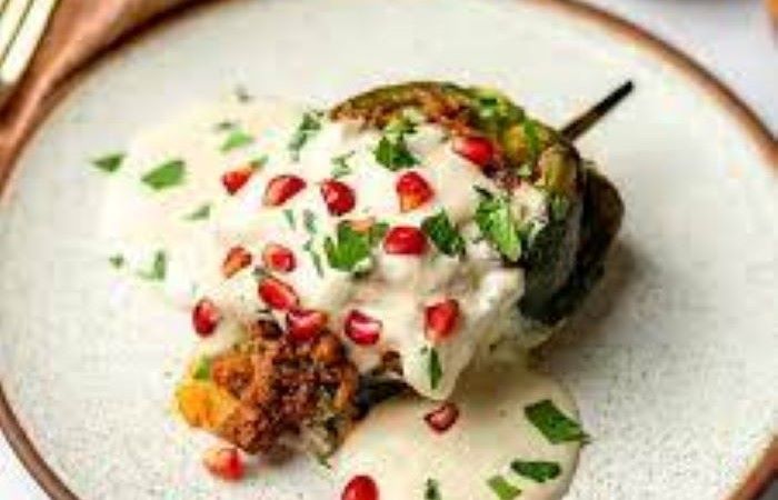 Chiles en Nogada jamuan natal khas Meksiko ( eatingwell.com )