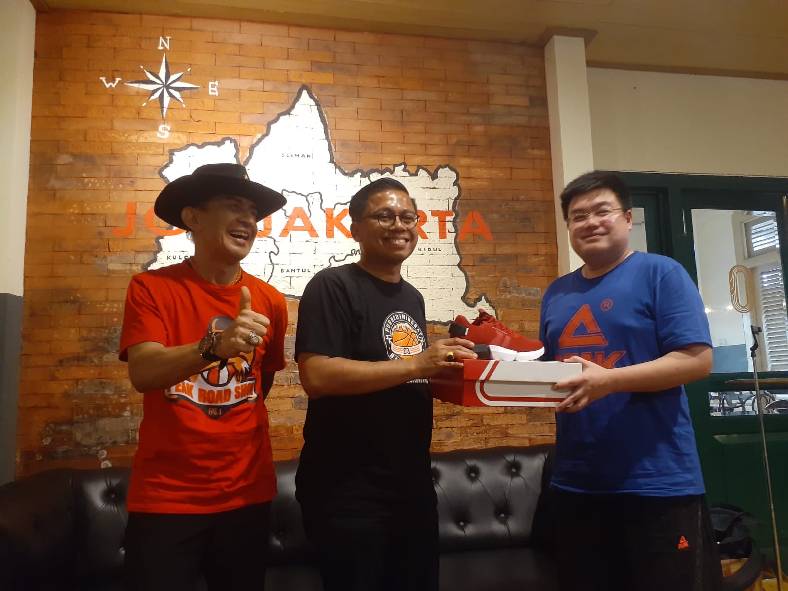 Ketua Perbasi DIJ, KPH Purbodiningrat, CEO PEAK Sport Region Indonesia Hendarto Tjai, dan Legenda Bola Basket Indonesia Ary Sudarsono