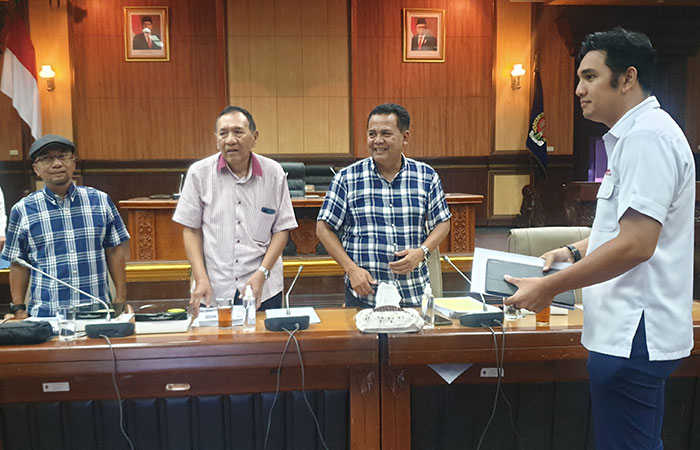 FASILITASI KEMENDAGRI: Ketua Pansus Raperda Hari Jadi DIJ Muhammad Yazid (kanan) didampingi anggota pansus Boedi Dewantoro (kiri) dan Bambang Setyo Martono berbincang dengan