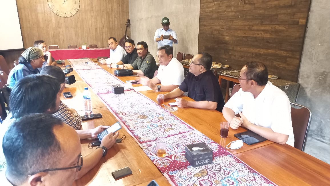 NETRALITAS: Kepala BIN Daerah Provinsi DIJ Brigjen TNI Rachmad Pudji Susetyo (tengah depan baju putih, Red)&nbsp; berdialog dengan jajaran pimpinan media dan pengurus PWI DIJ kemarin (18/12/2023).