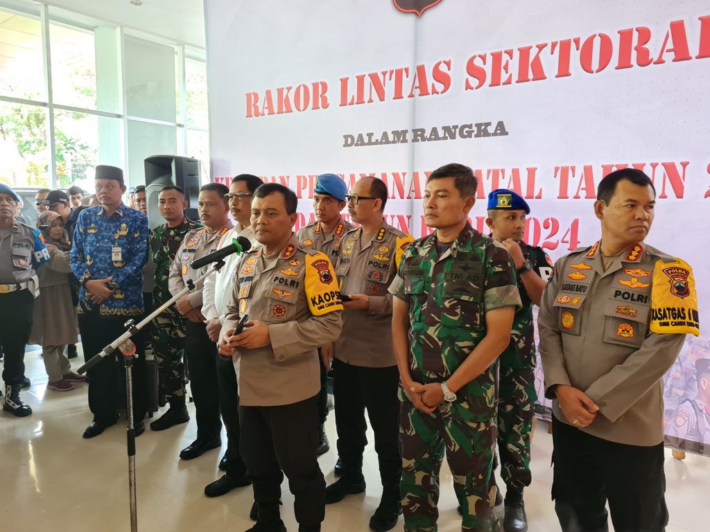 SIAGA: Kapolda Jawa Tengah bersama jajarannya dan Pj Gubernur Jawa Tengah saat memberikan keterangan pada awak media terkait kesiapan pengamanan Nataru di Hotel Atria Kota Magelang, Senin (18/12).