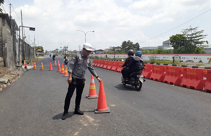 PENGECEKAN: Pelaksana proyek saat mengecek pelebaran jalan Tol Jogja-Solo Paket 2.2 di Ring Road utara (18/12). Saat libur nanti ruas jalan tersebut bisa digunakan kembali.IWAN NURWANTO/RADAR JOGJA&nbsp;