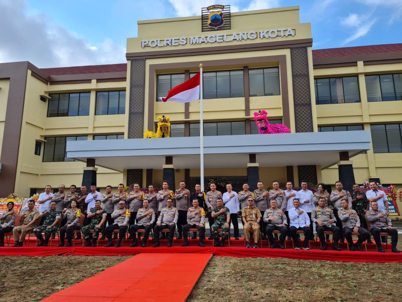 BERDIRI MEGAH: Aslog Kapolri, Kapolda Jawa Tengah, Kapolres Magelang Kota, dan jajarannya saat foto bersama di depan gedung Mako Polres Magelang Kota baru, Senin (18/12). (Naila Nihayah/Radar Jogja)