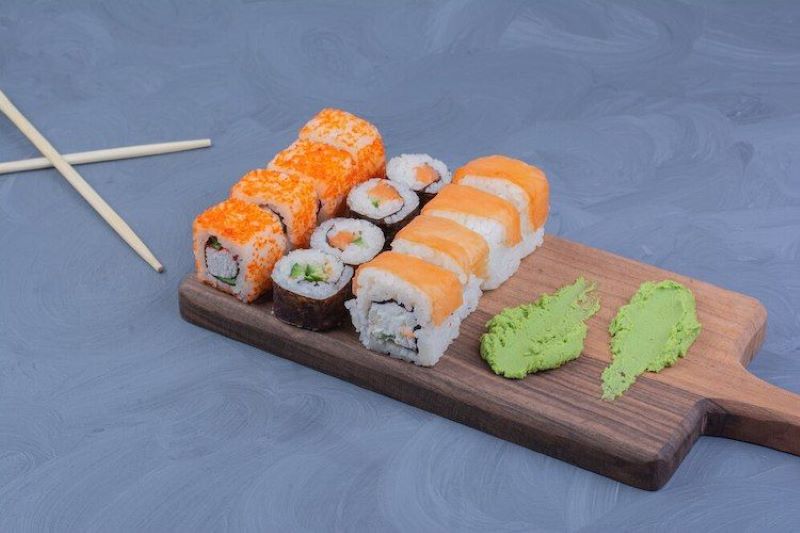 Ilustrasi makanan khas Jepang Sushi dan Sashimi dilengkapi dengan pasta hijau wasabi. (adjar.grid.id)