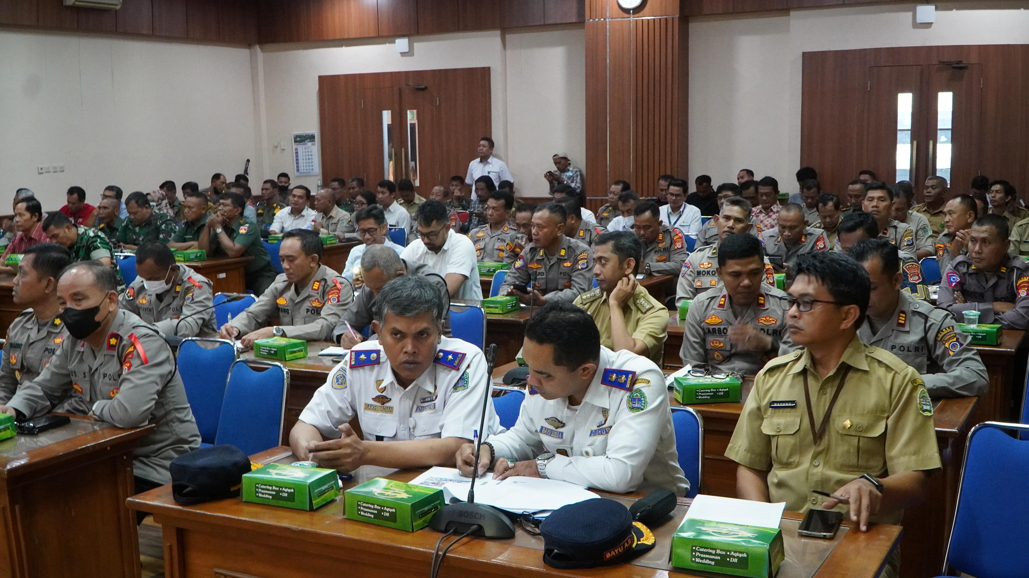 PERSIAPAN - Rapat persiapan Nataru 2023-2024 di ruang rapat Handayani, Setda Gunungkidul, Senin (18/12).