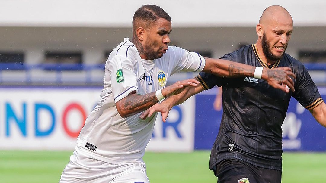 LOLOS: Pemain PSIM Jogja Augusto Neto saat dijamu Persikab di Stadion Gelora Bandung Lautan Api, Senin (18/12). (Dok PSIM)