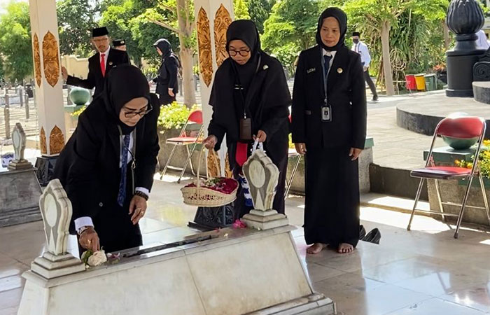 JASA PAHLAWAN: Kepala Dinas Sosial DIY Endang Patmintarsih (kiri) memimpin ziarah dan tabur bunga ke TMP Kusumanegara. Ini rangkaian dari peringatan HKSN 2023 DIY.KHAIRUL MA&rsquo;ARIF/RADAR JOGJA