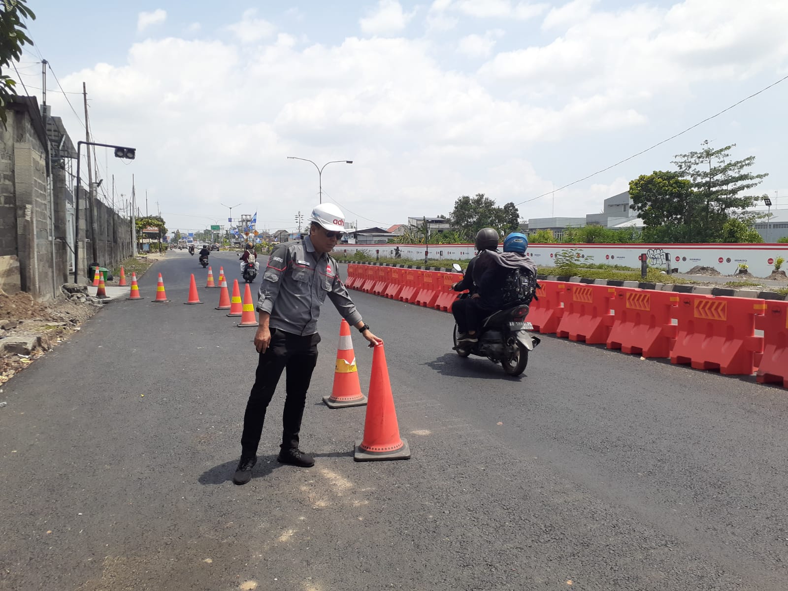 LANCAR: Pelaksana proyek saat mengecek pelebaran jalan Tol Jogja-Solo Paket 2.2 di Ringroad Utara, Senin (18/12). (IWAN NURWANTO/Radar Jogja)