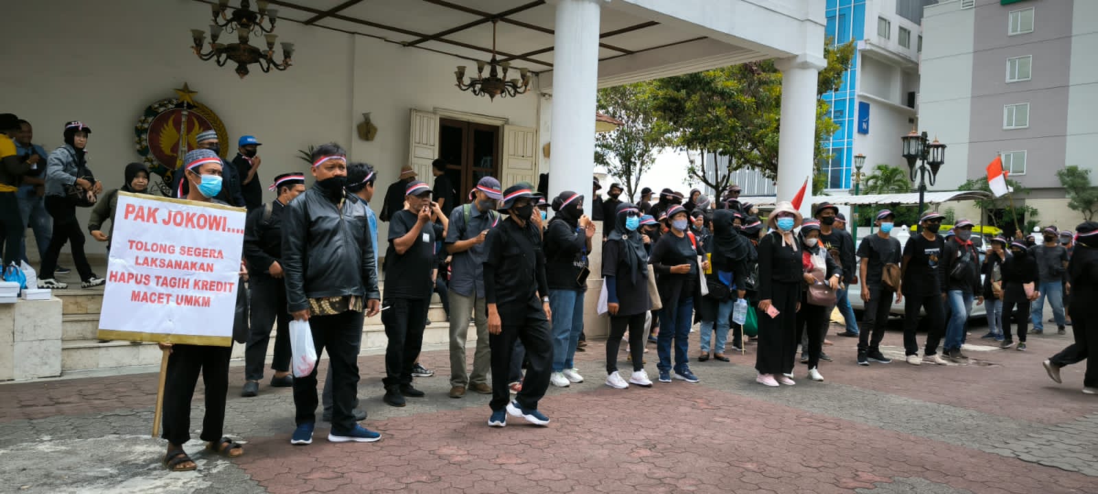 KOMITMEN: Puluhan pelaku UMKM yang tergabung dalam Solidaritas UMKM korban Covid-19 Yogyakarta mendatangi Kantor DPRD DIY Senin siang (18/12). (Istimewa)