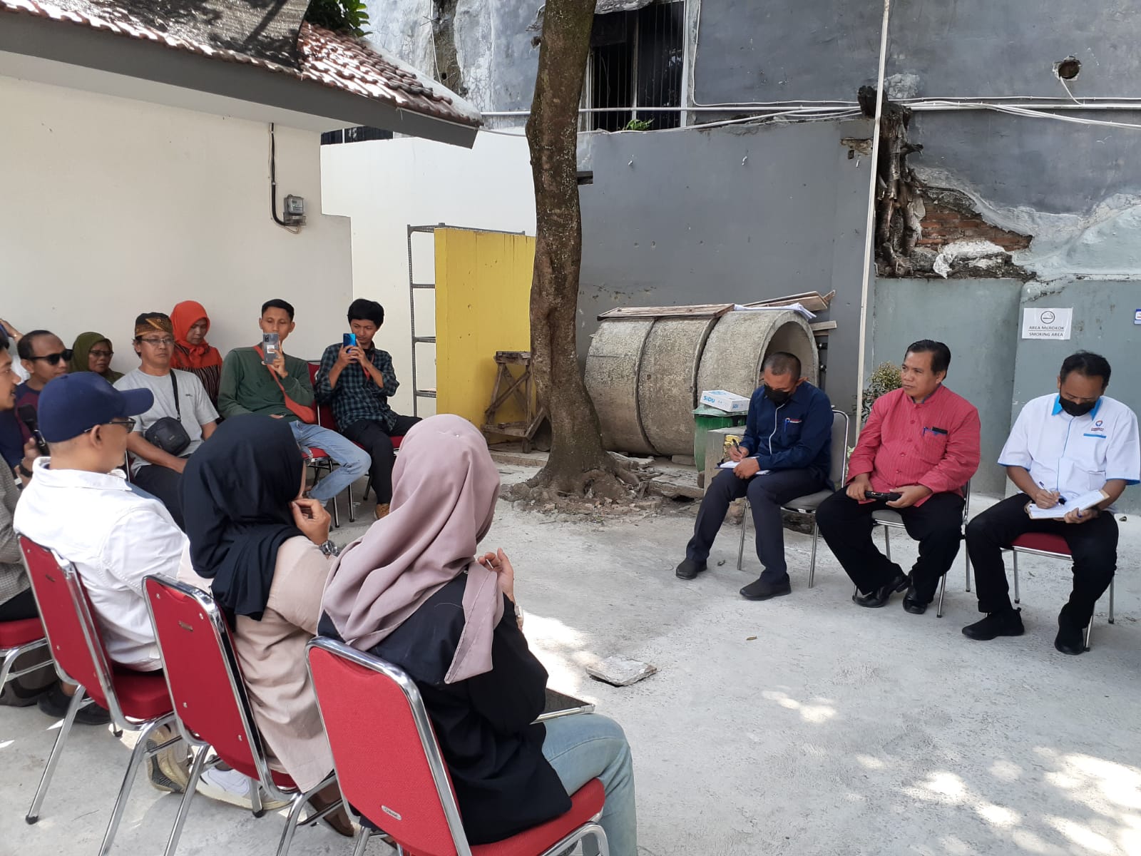 DENGARKAN: Suasana saat Paguyuban PKL Malioboro Tri Dharma melaporkan maladministrasi Pemprov DIY ke ORI DIY  Senin (18/12). (IWAN NURWANTO/Radar Jogja)
