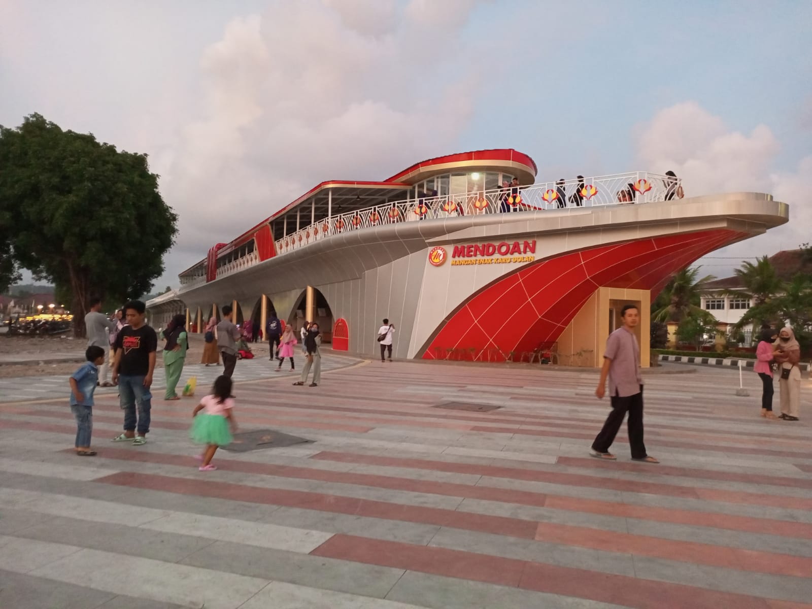 LEBIH ESTETIK: Masyarakat berkumpul di Alun-Alun Kebumen yang kini tampil dengan wajah baru. (M HAFIED/RADAR KEBUMEN)