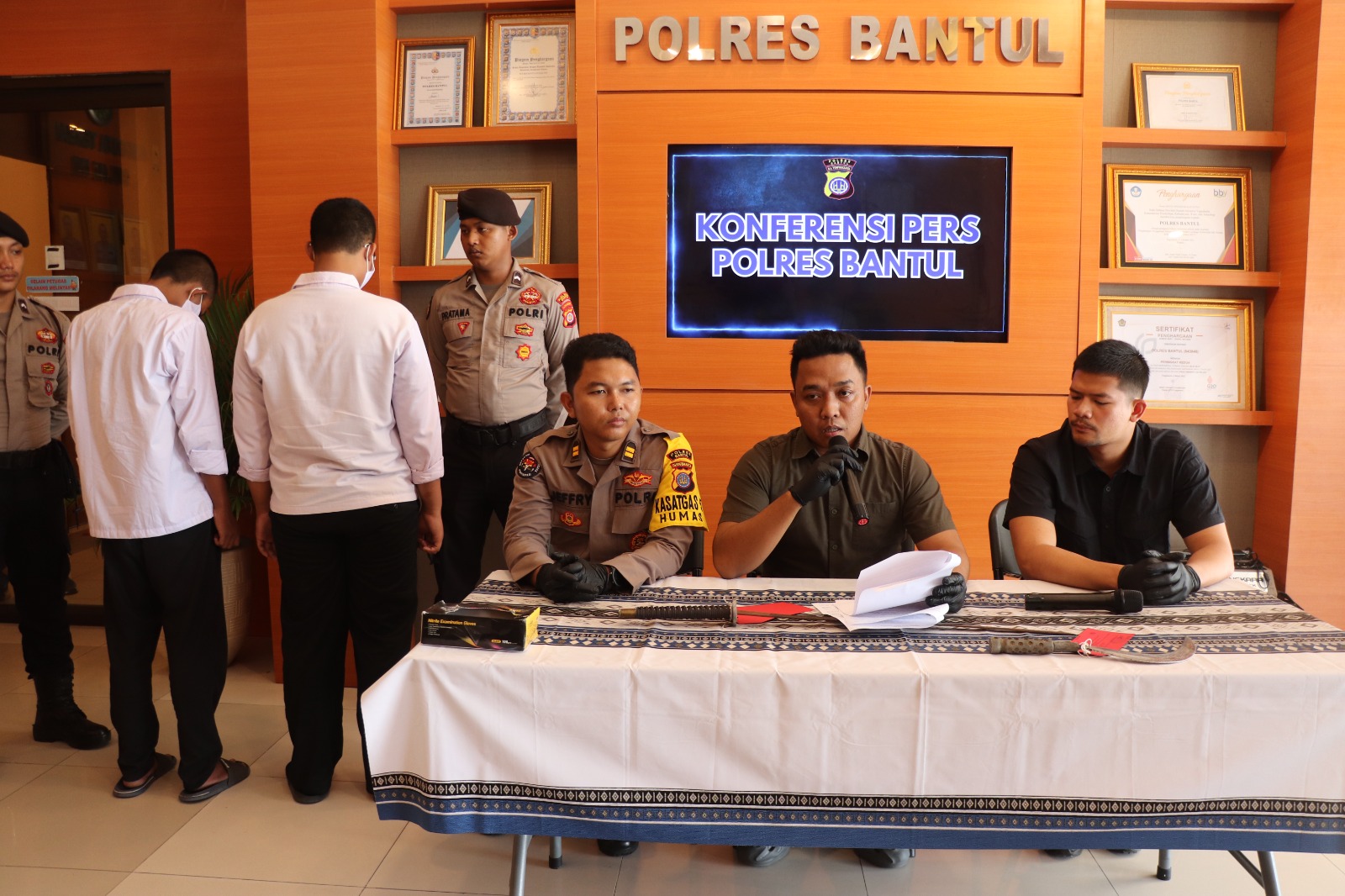 TERBUKA: Kasat Reskrim Polres Bantul AKP Bayu Sila Pambudi menjelaskan kronologi penganiayaan yang melibatkan pelajar dalam konferensi pers di Mapolres Bantul Senin (18/12). (Dok Polres Bantul)