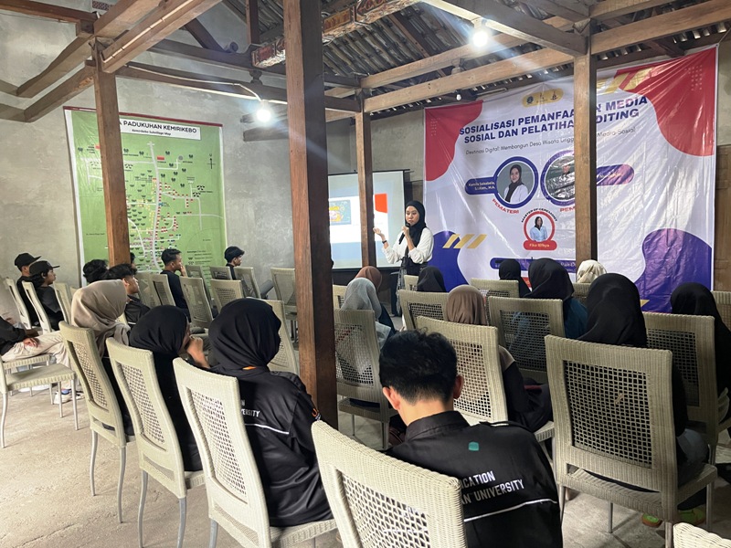 WORKSHOP: Mahasiswa Ilmu Komunikasi UAD menggelar acara Sosialisasi Pemanfaatan Media Sosial dan Pelatihan Editing dengan tema "Destinasi Digital: Membangun Wisata Unggul di Era Media Sosial" di Turi.