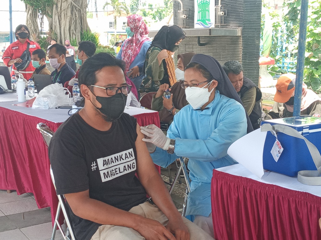 JAGA IMUNITAS: Kasus Covid-19 di Indonesia masih tinggi. Masyarakat diimbau untuk tetap berhati-hati dan menjaga kesehatan, termasuk melakukan vaksinasi.