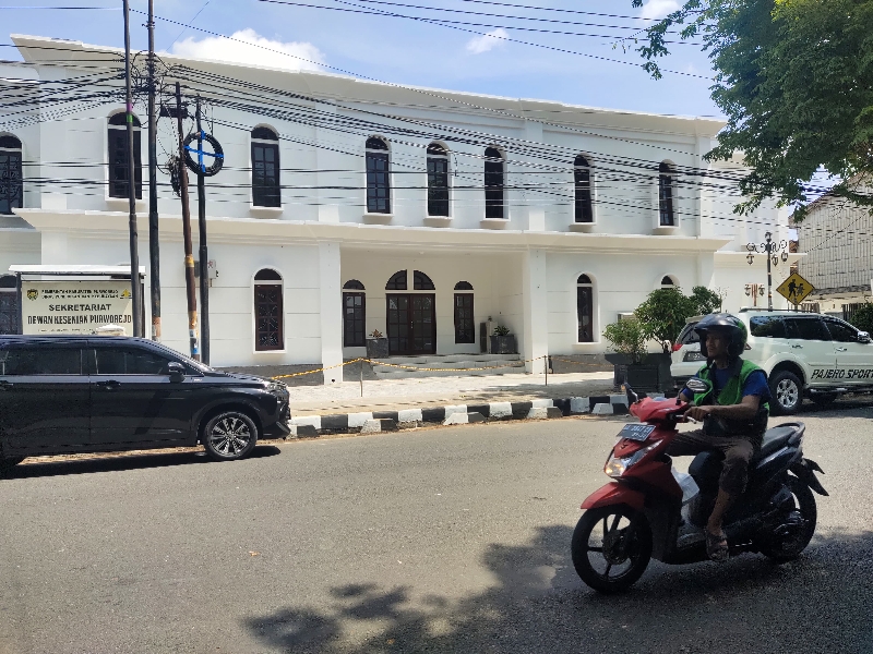 PUTIH: Suasana Gedung Kesenian Purworejo setelah selesai direhab, Senin (19/12). (JIHAN ARON VAHERA/RADAR JOGJA)