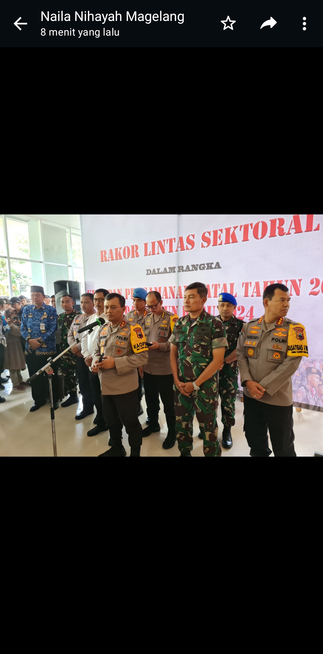 Kapolda Jateng bersama jajarannya dan Pj Gubernur Jateng memberikan keterangan terkait kesiapan pengamanan Nataru di Hotel Atria Kota Magelang, Senin (18/12). (Naila Nihayah/Radar Jogja)