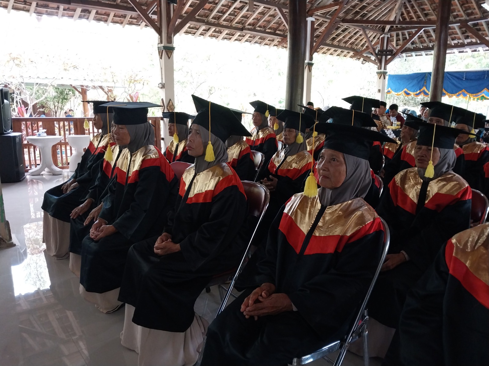 WISUDA: Prosesi wisuda santri lansia di Pondok Pesantren Sabilun Najah. (WULAN YANUARWATI /RADAR JOGJA)