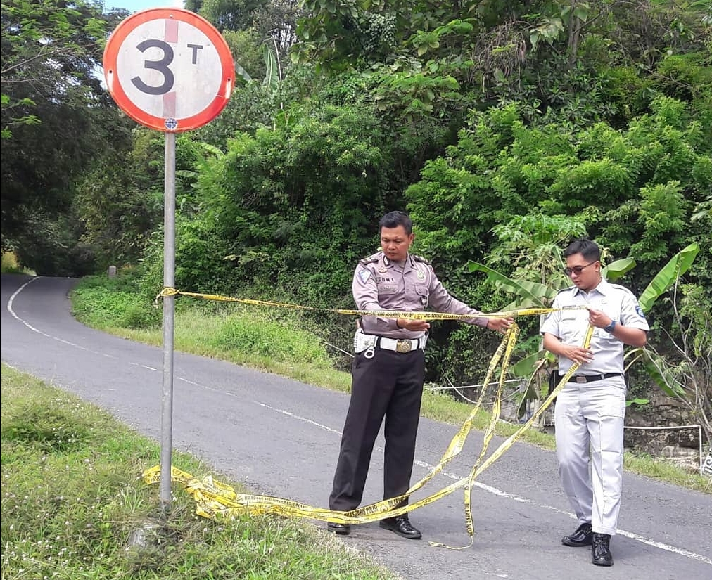 RAWAN &ndash; Rambu peringatan 3 T atau kendaraan diatas tiga ton dilarang melintas sering dilanggar. Nampak petugas berada di jalur tengkorak tanjakan Bundelan, Jurangjero, Ngawen -  Dokumen Radar Jogja