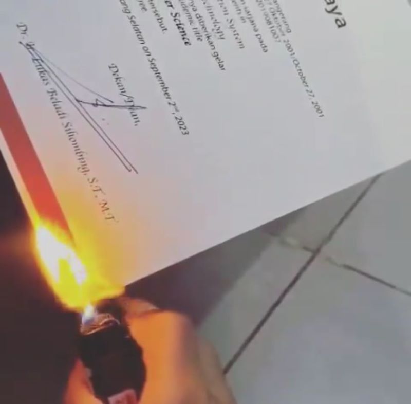 Tangkapan video sebuah ijazah yang dibakar.  (X/@Little_secret9)