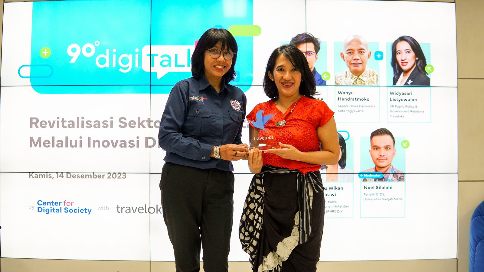 KETERANGAN FOTO: Perwakilan Traveloka dan perwakilan CfDS UGM pada forum diskusi mengenai studi dampak sosial-ekonomi Traveloka yang diselenggarakan di kampus UGM Yogyakarta, 14 Desember 2023.