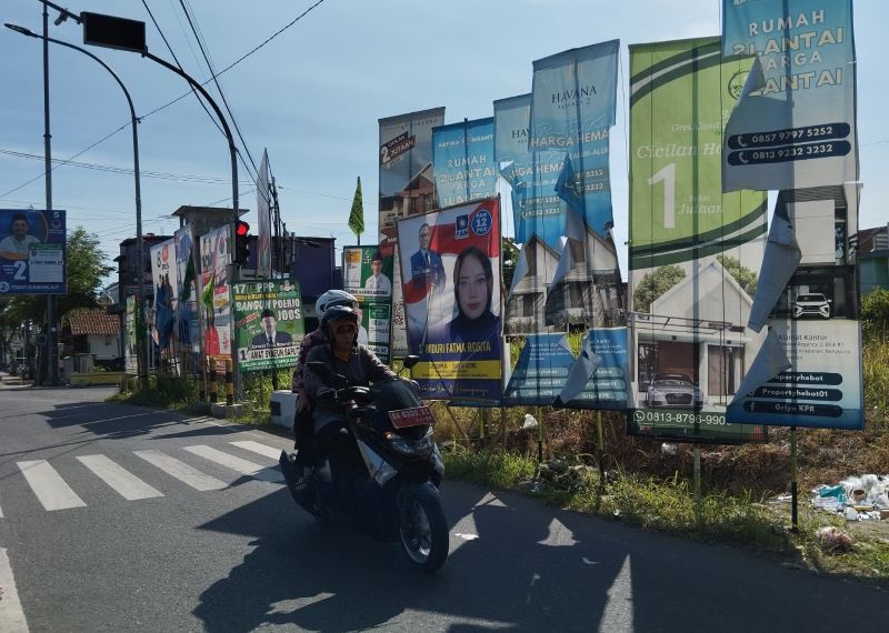 Sejumlah APK terpasang di ruas jalan di Purworejo kota yaitu di Jalan WR Supratman. (JIHAN ARON VAHERA/RADAR JOGJA)
