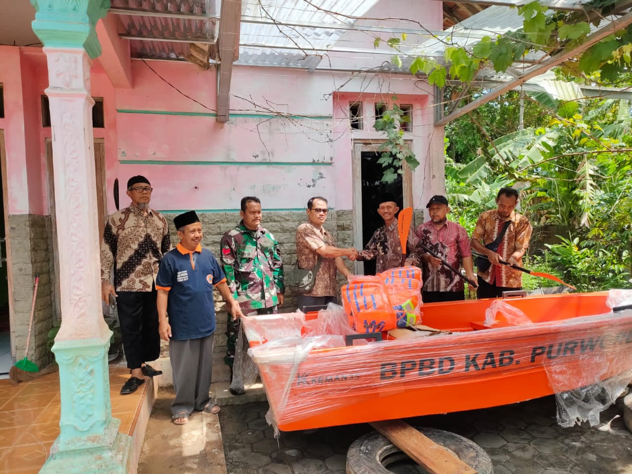 Penyerahan bantuan perahu polyethylene di Kecamatan Pituruh  oleh BPBD Kabupaten Purworejo beberapa waktu lalu.
