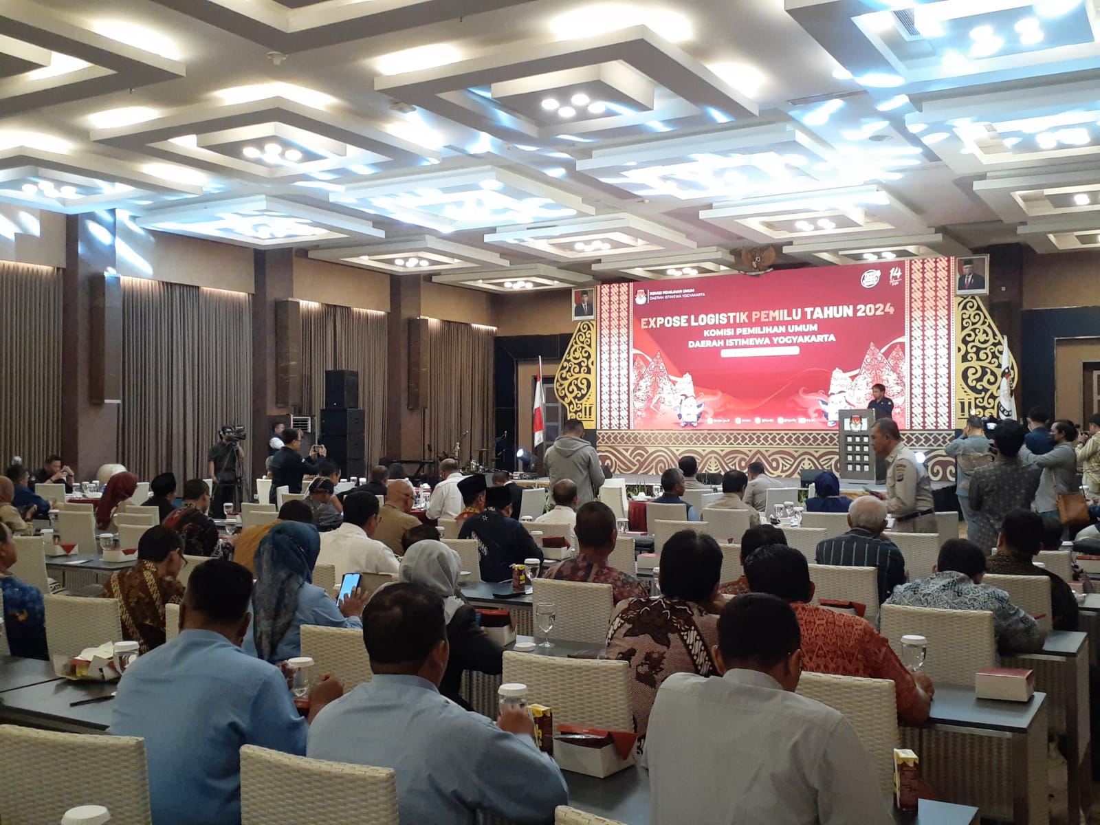 KOORDINASI: Suasana Expose Logistik Pemilu 2024 yang diselenggarakan oleh KPU DIJ di Eastparc Hotel pada Selasa (19/12). (IWAN NURWANTO/Radar Jogja)