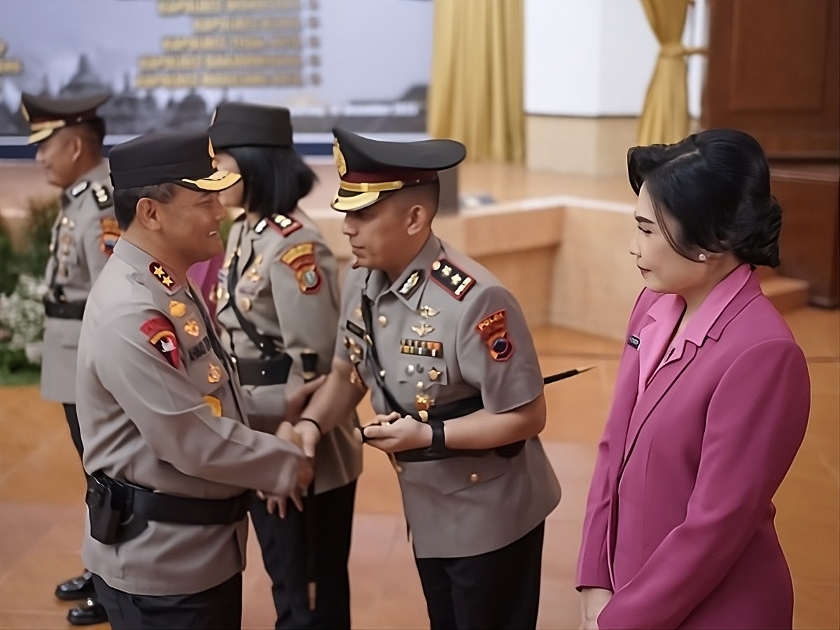 SOLID : Kapolres Kebumen AKBP Albertus Recky Robertho (kanan) berjabat tangan dengan pejabat lama Polres Kebumen AKBP Burhanuddin usai serah terima jabatan.