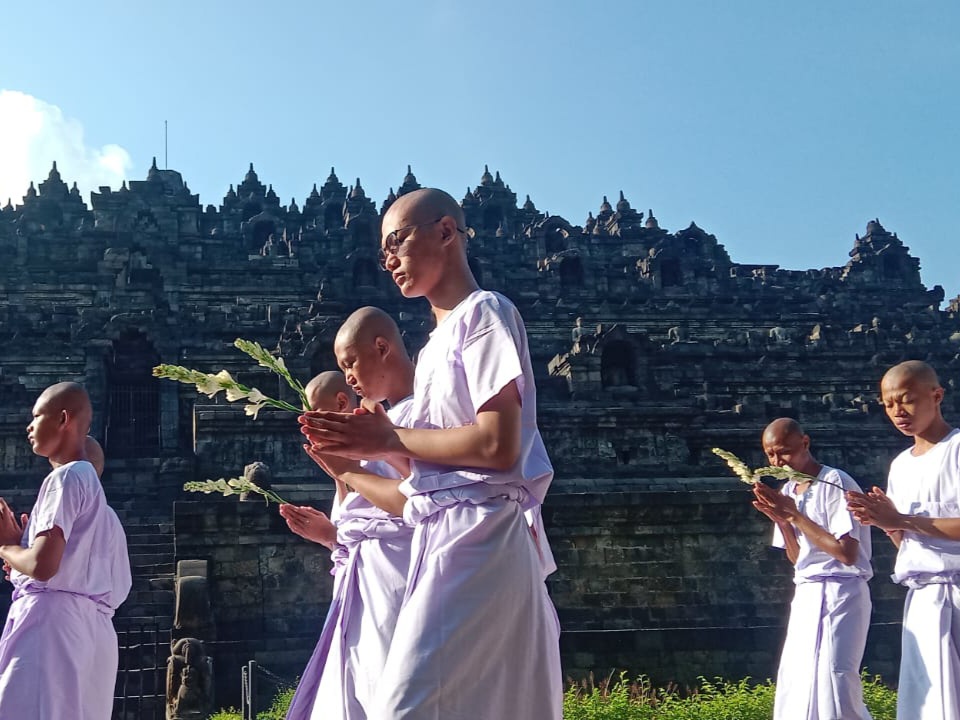 KHIDMAT: Para pesera Pabbajja Samanera Sementara melakukan pradaksina dengan mengelilingi Candi Borobudur pada Selasa pagi (19/12).
