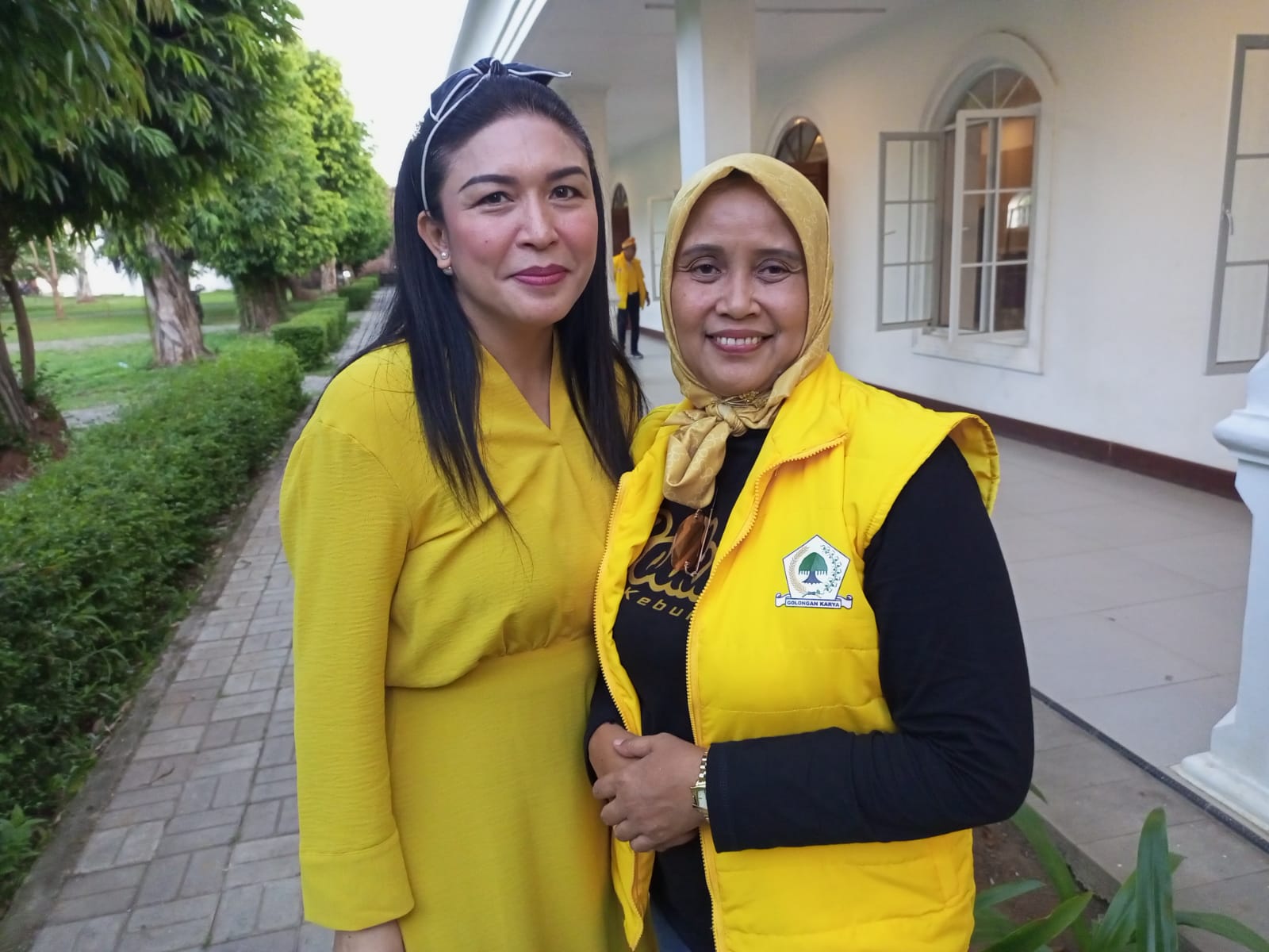 KUNING: Ketua DPD Partai Golkar Kebumen Halimah Nurhayati (kanan). (M. Hafied/Radar Kebumen)