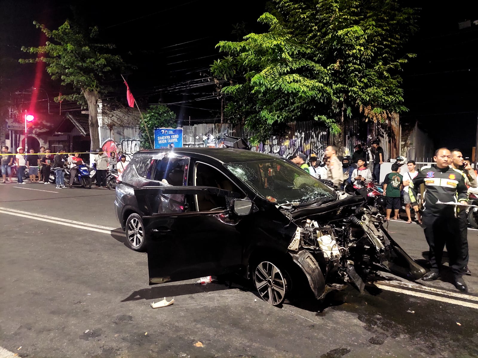 Ringsek: kecelakaan tunggal terjadi di Jalan Sultan Agung Kota Jogja. Satu unit mobil Expander ringsek. Foto: Humas Polresta Jogja untuk Radar Jogja.