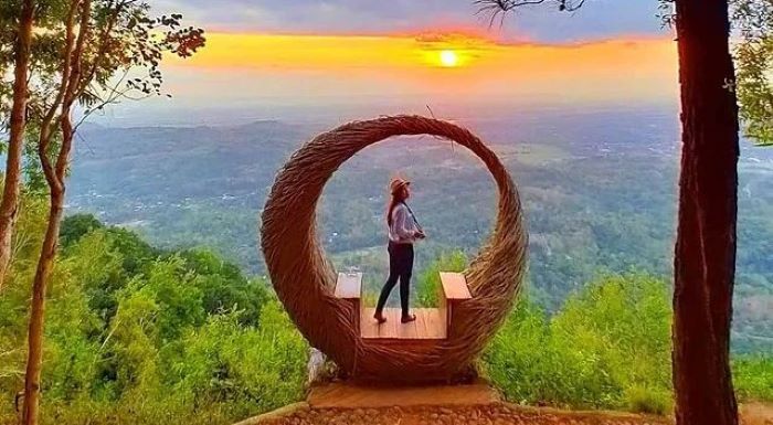 Sunset Bukit Becici Foto  IG @dewiandienzwei
