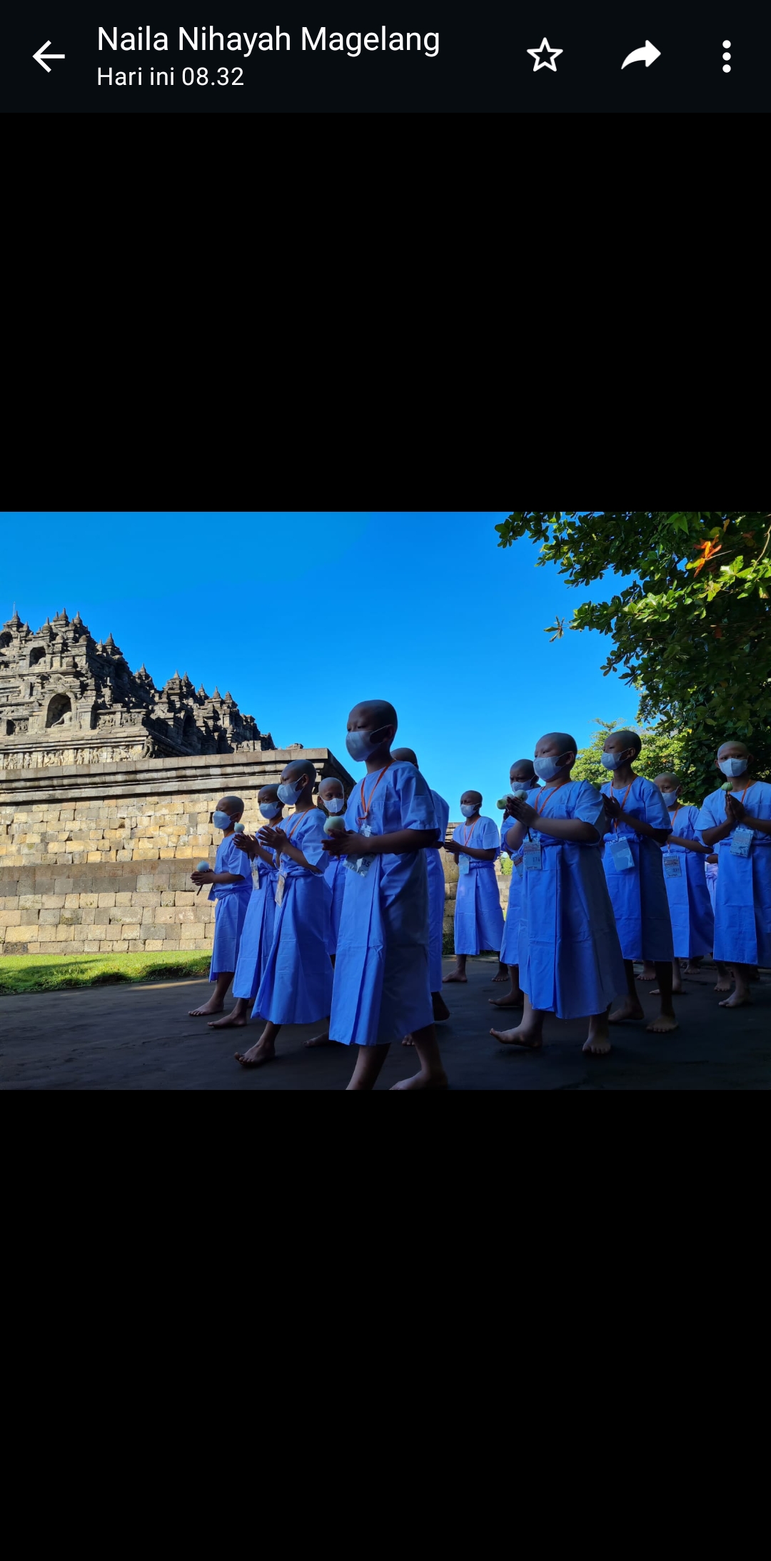 KHIDMAT: Para pesera Pabbajja Samanera Sementara melakukan pradaksina dengan mengelilingi Candi Borobudur pada Selasa pagi (19/12). (Naila Nihayah/Radar Jogja)