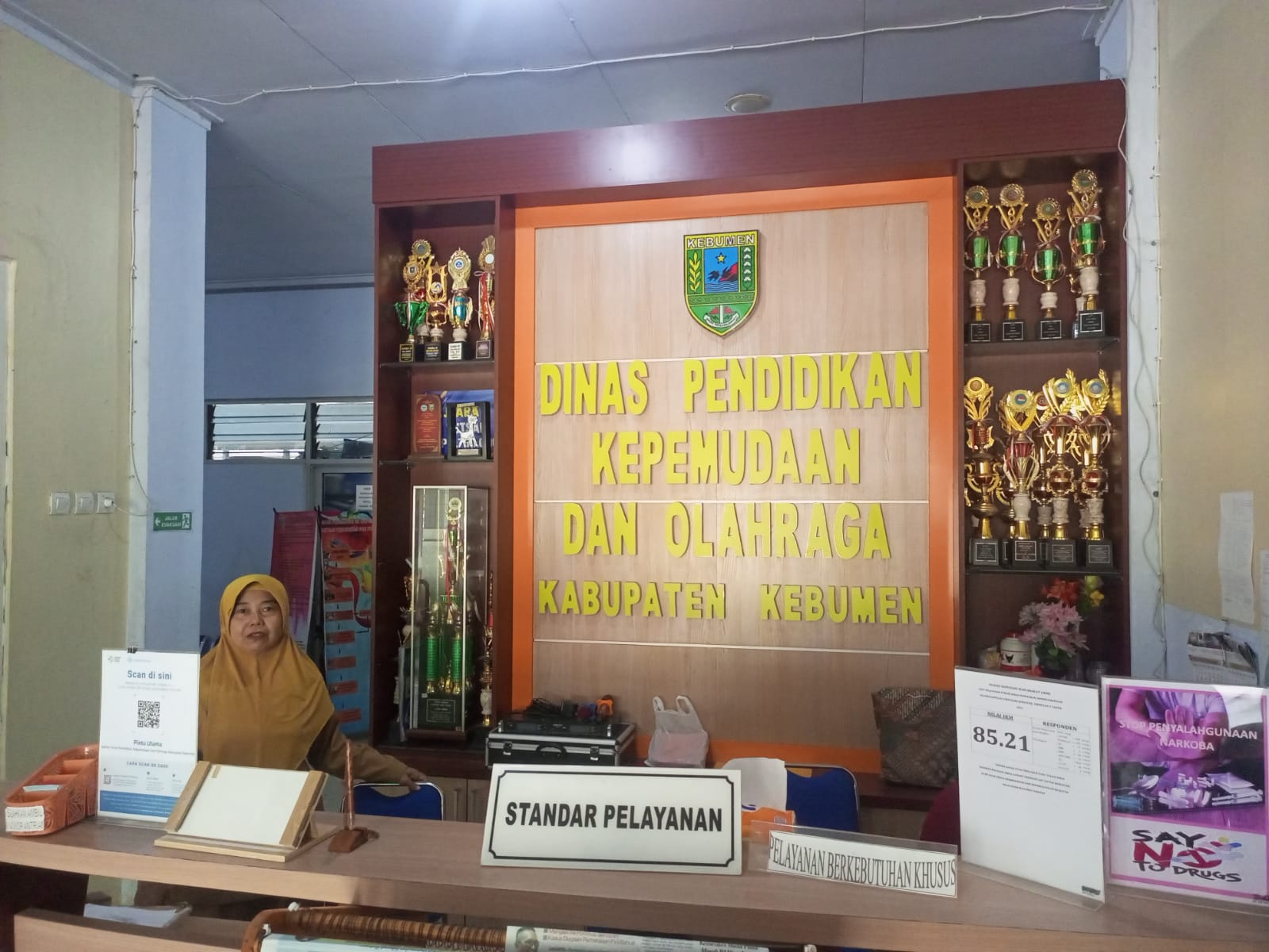 PELAYANAN : Pegawai Dinas Pendidikan, Kepemudaan dan Olahraga (Disdikpora) Kebumen siap menerima tamu di ruang layanan terpadu. (M Hafied/Radar Jogja)