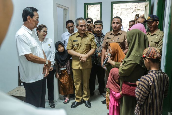 KUNJUNGI : Sri Sultan Hamengku Buwono X mengunjungi penerima RLTH. Sebanyak dua padukuhan di Kabupaten Bantul menerima bantuan RTLH (foto ELANG KHARISMA DEWANGGA/RADAR JOGJA)