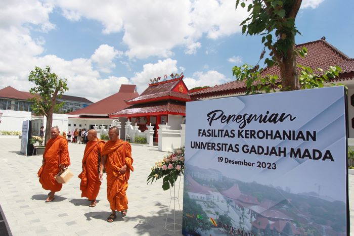 Perwakilan kelompok agama meninjau fasilitas kerohanian UGM, di kompleks Sekip, Sleman, Selasa (19/12). Fasilitas tersebut bertujuan untuk mewadahi kegiatan kerohanian - Guntur Aga Tirtana/Radar Jogja