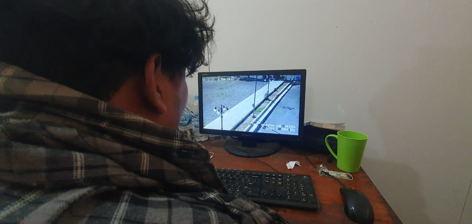 MONITOR - Seorang warga Wonosari memantau kamera CCTV kondisi terkini Alun-Alun Wonosari Selasa (19/12/2023)