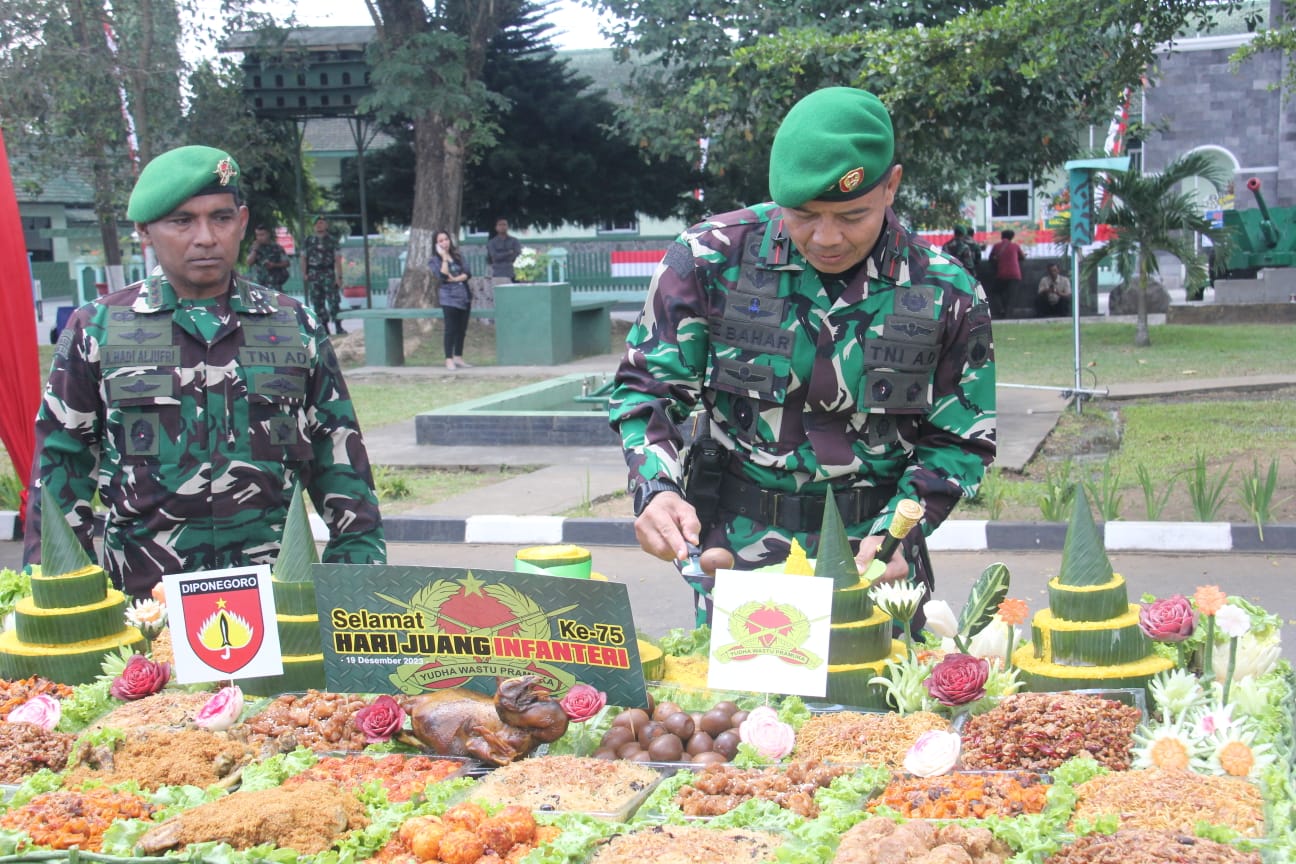 PENGABDIAN: Danrem 072/Pamungkas Brigadir Jenderal TNI Zainul Bahar saat Upacara Peringatan Hari Juang Infanteri di Lapangan Rindam IV/Diponegoro Magelang Selasa (19/12). (Penrem 072/PMK)