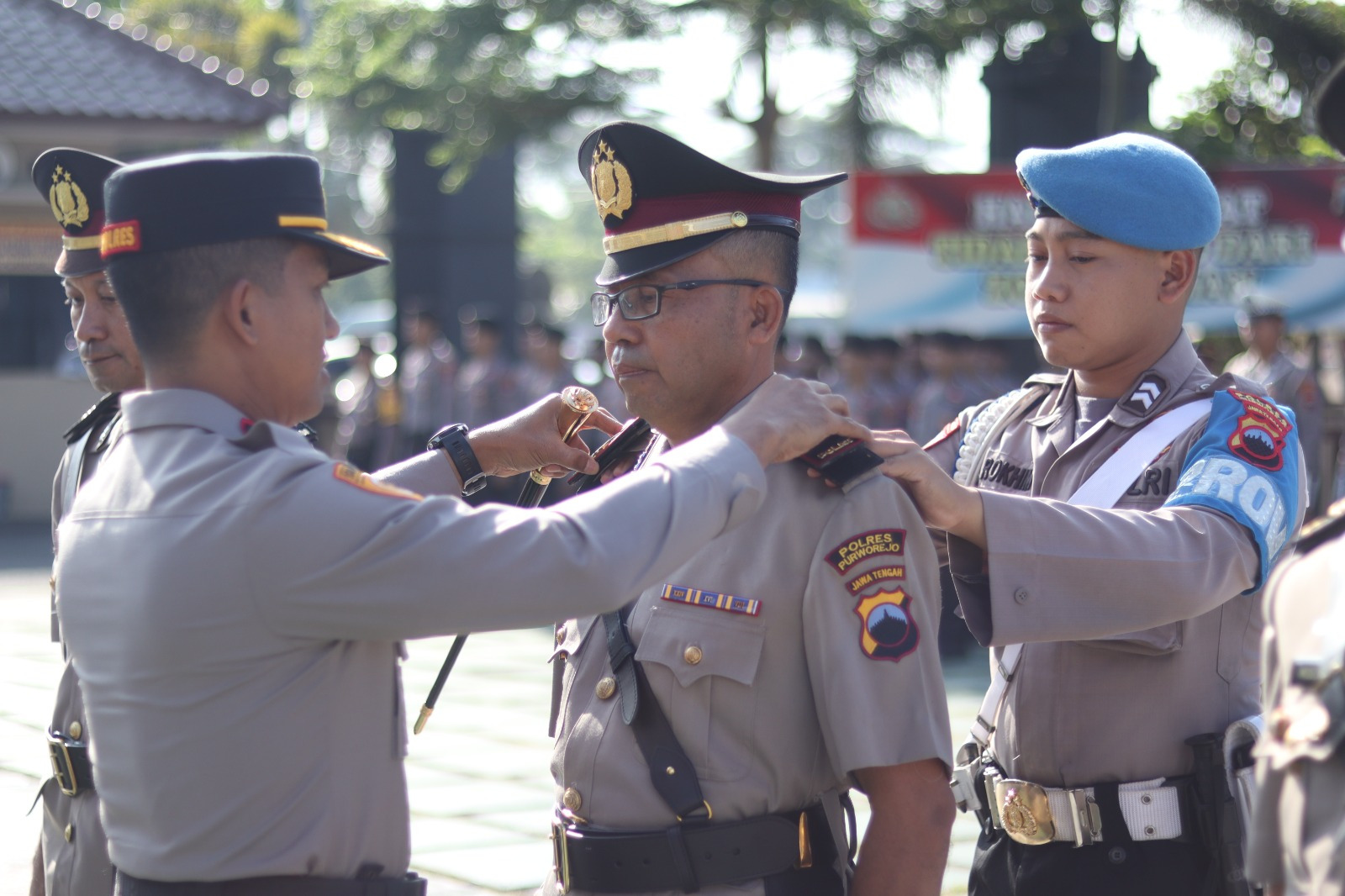 Kapolres Purworejo AKBP Eko Sunaryo saat prosesi serah terima jabatan Kasatresnarkoba Polres Purworejo dan Kapolsek Banyuurip baru di Mapolres Purworejo, Rabu (20/12).