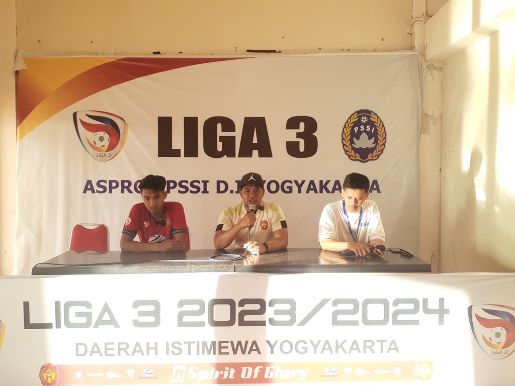 POSITIF: Pelatih Persiba Bantul Endro Bawono dan Galih Tri Anggoro saat memberikan keterangan pers usai pertandingan semi final Liga 3 DIY beberapa waktu lalu.