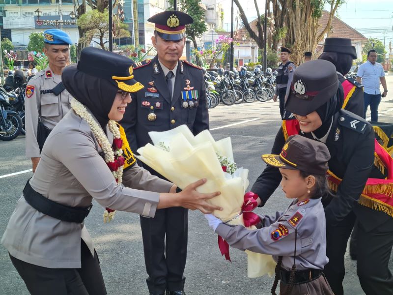 TUGAS BARU: AKBP Herlina mendapatkan bunga dari bocah berseragam polisi.  Kini dia bertugas menjadi Kapolres Magelang Kota, menggantikan AKBP Yolanda Evalyn Sebayang. (Naila Nihayah/Radar Jogja)