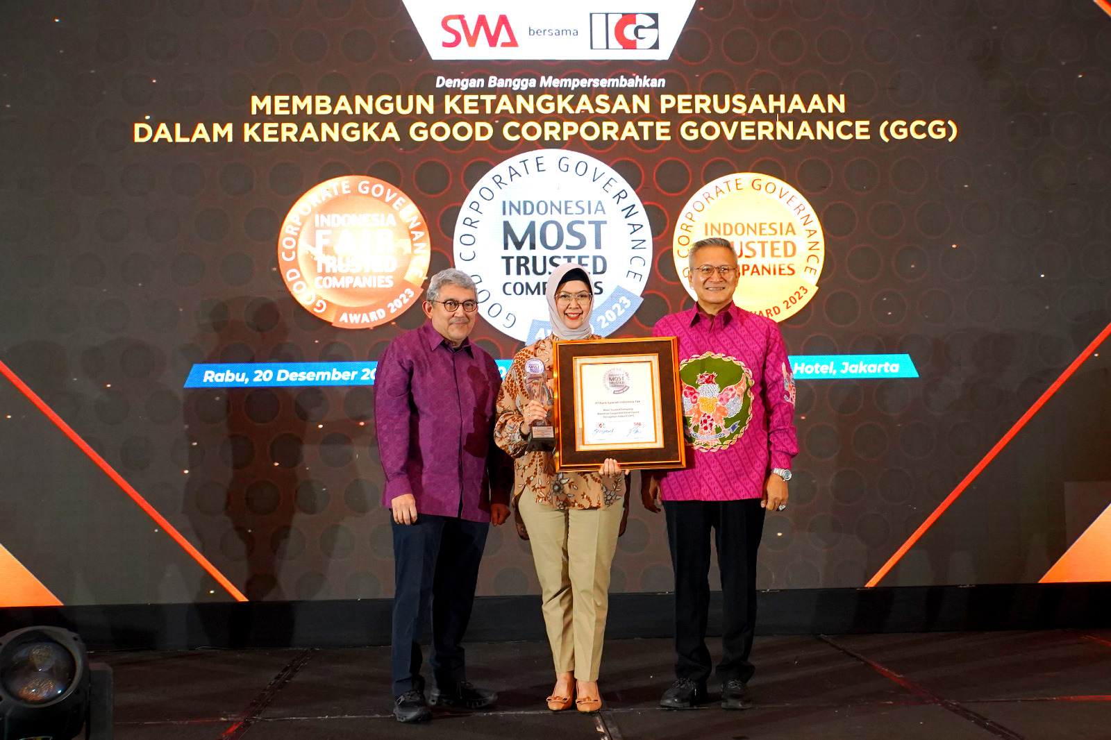 PRESTASI : Direktur Compliance & Human Capital PT Bank Syariah Indonesia Tbk Tribuana Tunggadewi (Batik Tengah) menerima penghargaan.