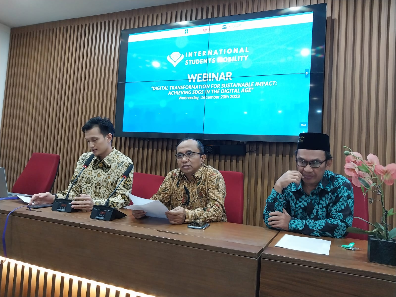 Dekan FBE UII Johan Arifin (tengah) saat memberikan keterangan menyoal International Business Sustainability Initiative (IBSI) 2023 yang digelar 20-21 Desember 2023 / Wulan Yanuarwati - Radar Jogja