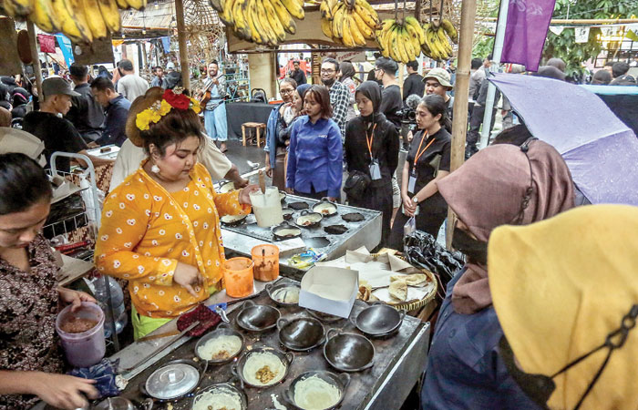 BERAGAM: Pengunjung saat berada di salah satu stan kuliner Pasar Kangen. Tidak hanya makanan, even tahunan yang digelar Dinas Kebudayaan DIY ini juga menghadirkan beragam barang lawasan.