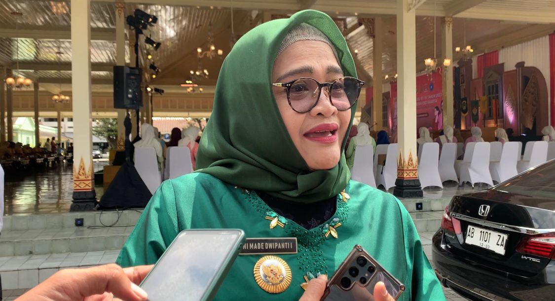 Kepala Dishub DIY Ni Made Dwipanti Indrayanti di Kompleks Kepatihan Rabu (20/12). (Winda Atika Ira P/Radar Jogja)