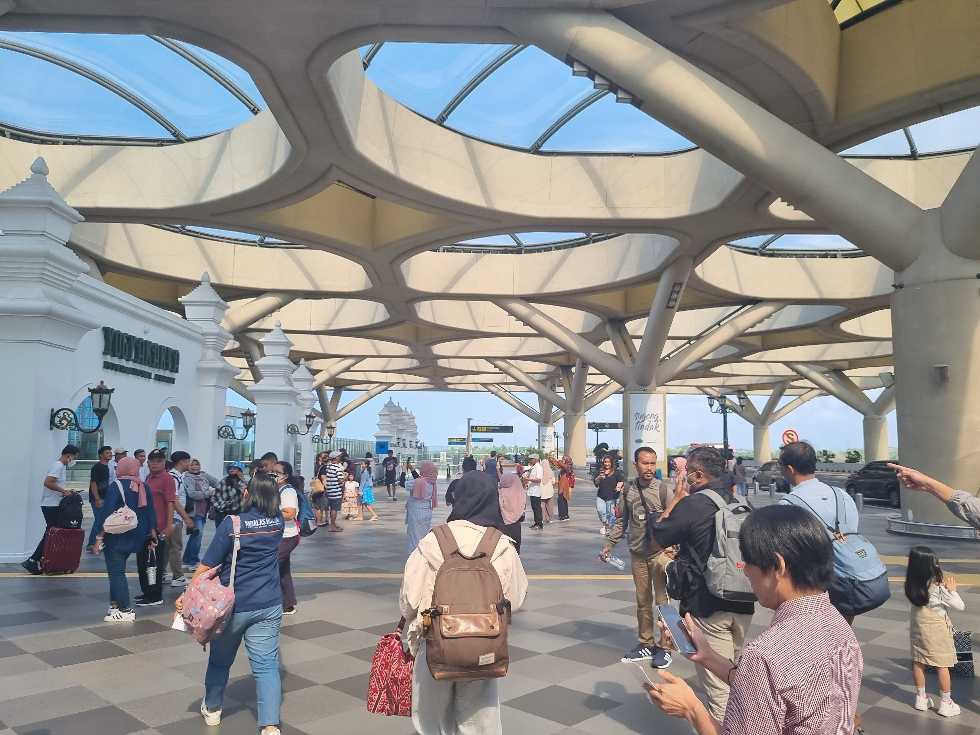 SIAP TERBANG: Penumpang pesawat di Yogyakarta International Airport (YIA). (Fahmi Fahriza/Radar Jogja)