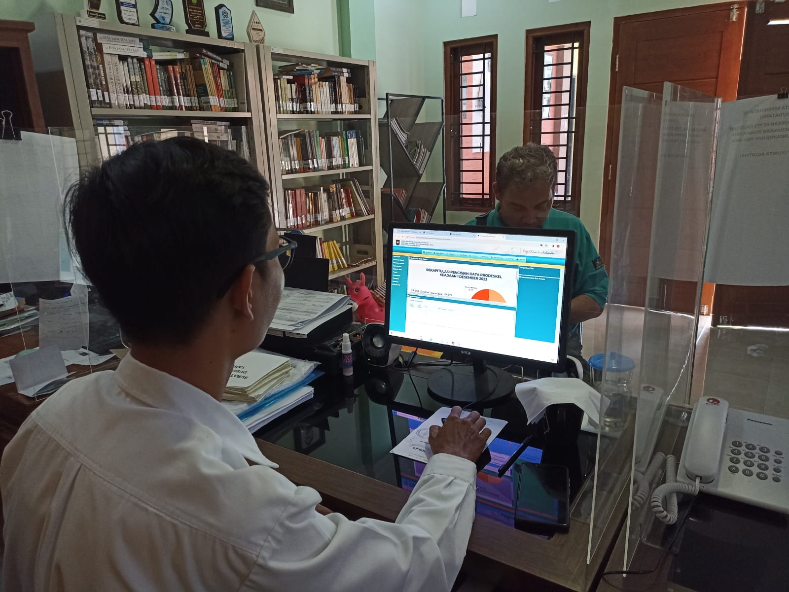 Petugas Kalurahan Jagalan, Kapanewon Banguntapan, Bantul sedang melayani warga dengan aplikasi layanan publik di kantor Kalurahan Jagalan, Rabu (20/12). (Gregorius Bramantyo/Radar Jogja)