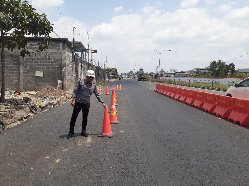 LANCAR: Petugas memasang cone di area pembangunan jalan tol Jogja-Solo Ringroad Utara. (Iwan Nurwanto/Radar Jogja)